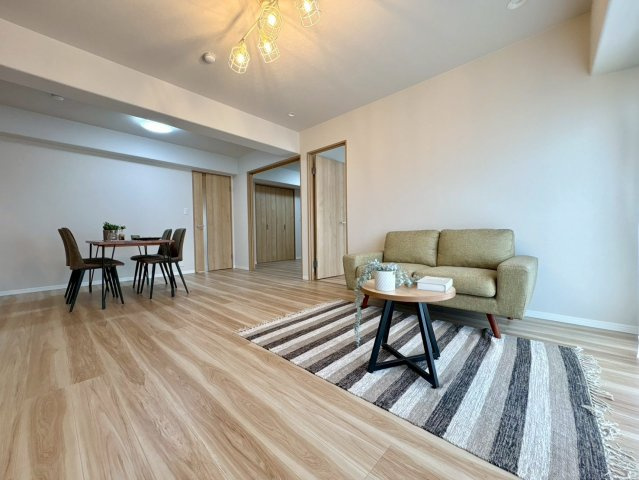 「上層邸宅で眺望良好」高知市稲荷町セルヴィ21知寄町　中古マンションの居間・リビング|家具の配置もしやすい広々としたLDK。隣接する洋室の扉を開放すれば、さらに開放的な空間が広がります。