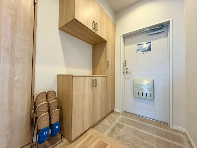 「上層邸宅で眺望良好」高知市稲荷町セルヴィ21知寄町　中古マンションの玄関|収納力のあるシューズボックスを備えた玄関。カウンター部分には小物やグリーンを飾ってインテリアを楽しめます。