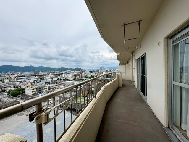 「上層邸宅で眺望良好」高知市稲荷町セルヴィ21知寄町　中古マンションのバルコニー|開放感溢れるワイドバルコニー。心地よい風が吹き抜け、お洗濯はもちろん、気分転換の場所にもぴったりです。
