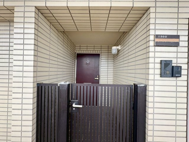 「上層邸宅で眺望良好」高知市稲荷町セルヴィ21知寄町　中古マンションの玄関|プライバシーを守る門扉付きの専用ポーチ。戸建て感覚を味わえる設計で、ベビーカーなどの一時置きにも便利です。