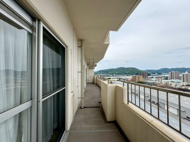 「上層邸宅で眺望良好」高知市稲荷町セルヴィ21知寄町　中古マンションのバルコニー|開放感溢れるワイドバルコニー。心地よい風が吹き抜け、お洗濯はもちろん、気分転換の場所にもぴったりです。