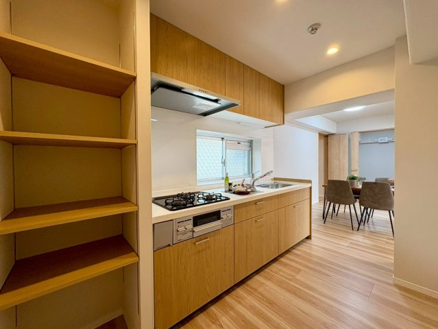 「上層邸宅で眺望良好」高知市稲荷町セルヴィ21知寄町　中古マンションのキッチン|キッチン横に便利な可動棚付き。食材のストックや調味料、調理器具などをすっきりと整理整頓できます。