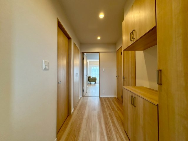 「上層邸宅で眺望良好」高知市稲荷町セルヴィ21知寄町　中古マンションの玄関|ゆとりあるキッチンスペース。手元を照らす窓や、背面に冷蔵庫などを置ける広さがあり家事動線もスムーズです。