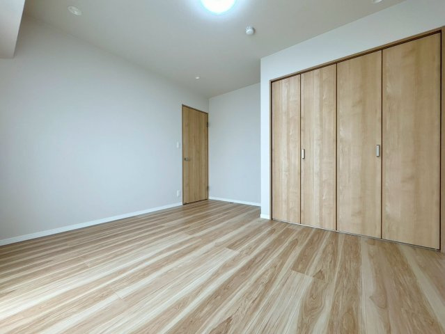 「上層邸宅で眺望良好」高知市稲荷町セルヴィ21知寄町　中古マンションの洋室|木目調のクローゼットを備えた洋室。シンプルな内装は家具が配置しやすく、子ども部屋や寝室に◎