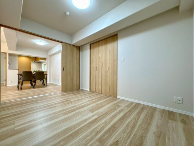 「上層邸宅で眺望良好」高知市稲荷町セルヴィ21知寄町　中古マンションの洋室|LDKと引き戸で繋がる便利な洋室。扉を開放すれば一体感のある広々空間に、クローゼット付きで収納も安心。