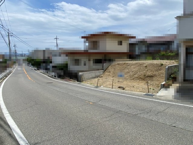大久保町大窪　売土地の前面道路含む現地写真|北東側からの土地を望む
