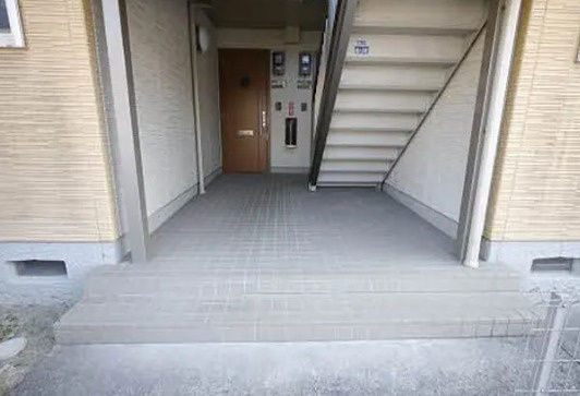 熊本市東区桜木１丁目のアパートのエントランス