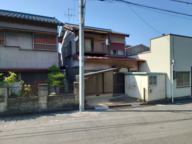 売土地　静岡市駿河区西脇の外観|前面道路幅が広く余裕があるため、車同士のすれ違いがしやすく、運転が苦手な方でも安心。