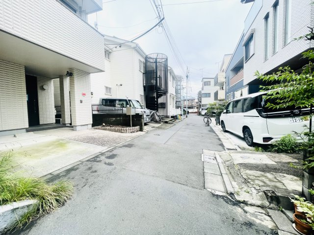 文京区千駄木3丁目　中古戸建の前面道路含む現地写真