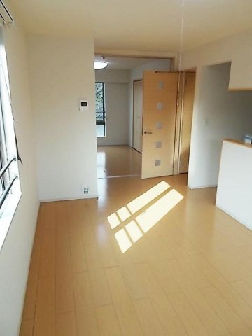 合志市須屋のアパートの居間・リビング|ゆったり過ごせる居間です