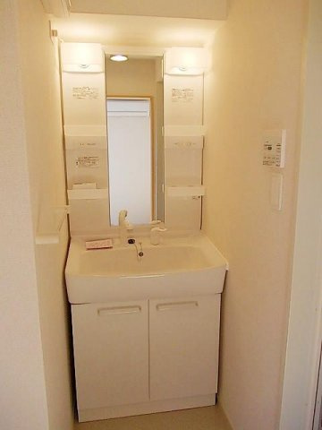 合志市須屋のアパートの洗面所|忙しい朝には欠かせない洗面所です