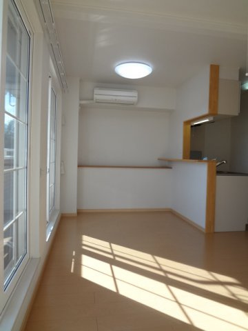 熊本市北区飛田町のアパートの居間・リビング|ゆったり過ごせるリビングです