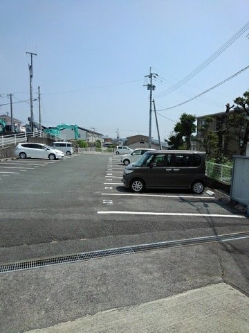 熊本市北区植木町広住のアパートの駐車場|駐車場があるので、車を買う予定の方も安心です
