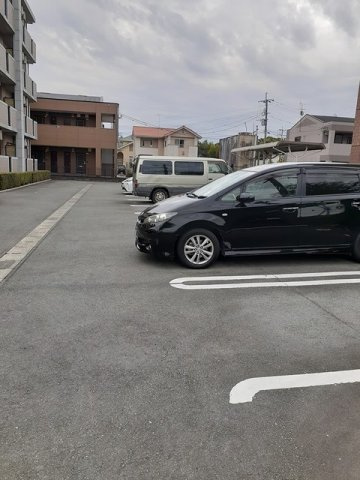 菊池郡菊陽町大字津久礼の賃貸マンションの駐車場|カースペースがあります