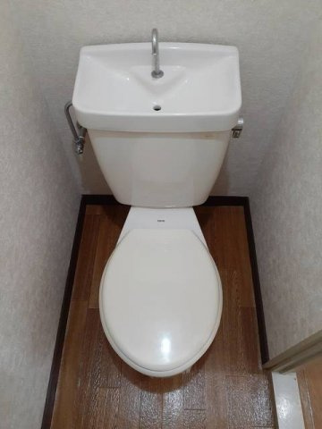 合志市須屋のアパートのトイレ|落ち着いた色調のトイレです