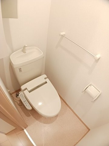 菊池郡菊陽町花立３丁目のアパートのトイレ|落ち着いた色調のトイレです
