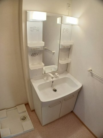菊池郡菊陽町花立３丁目のアパートの洗面所|明るい洗面所です