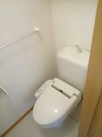 合志市須屋のアパートのトイレ|ゆったりとした空間のトイレです