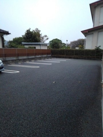熊本市北区高平３丁目のアパートの駐車場|車をお持ちの方に嬉しい駐車場付きの物件です