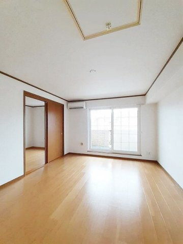 熊本市東区長嶺東６丁目のアパートの居間・リビング|おしゃれな居間です