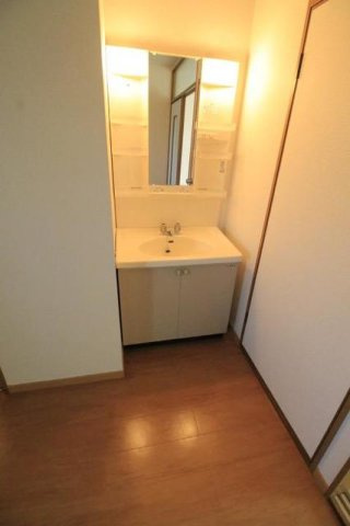 熊本市東区小山２丁目のアパートの洗面所|明るい洗面所です