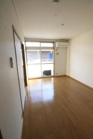 熊本市東区小山２丁目のアパートの内装|明るい室内です