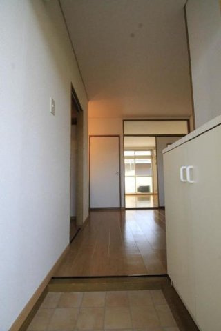 熊本市東区小山２丁目のアパートの玄関|明るい玄関です