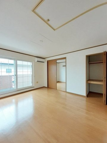 熊本市東区長嶺東６丁目のアパートの居間・リビング|ゆったりとしたリビングです