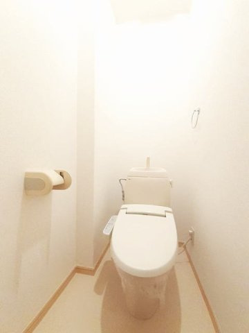 熊本市東区長嶺東５丁目のアパートのトイレ|落ち着いた色調のトイレです