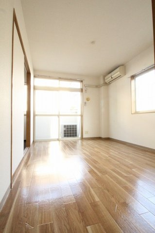 熊本市東区八反田１丁目のアパートの内装|明るい室内です