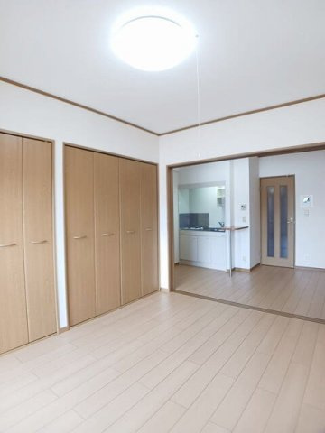 熊本市東区下南部２丁目の賃貸マンションの居間・リビング|こちらのリビングで趣味の時間をお楽しみください
