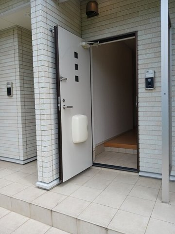 熊本市東区長嶺東８丁目のアパートの玄関|収納もある玄関です
