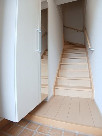 プランドールⅠの玄関|収納もある玄関です