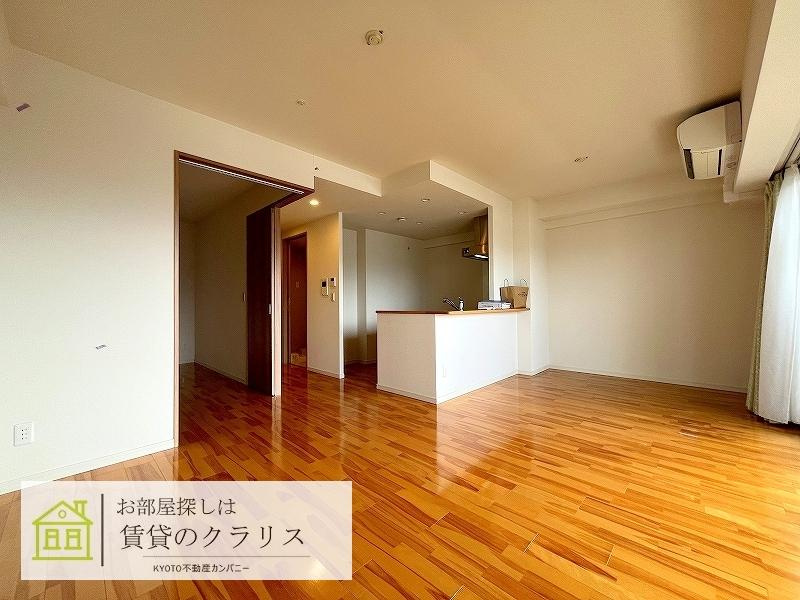 京都市南区久世高田町の賃貸マンションの居間・リビング