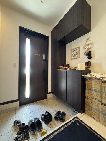 充実した日々が手に入る♪ソーラー付き×Z空調付きの那須塩原市中古物件の玄関