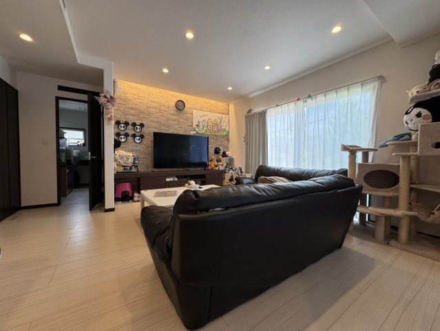 充実した日々が手に入る♪ソーラー付き×Z空調付きの那須塩原市中古物件の居間・リビング