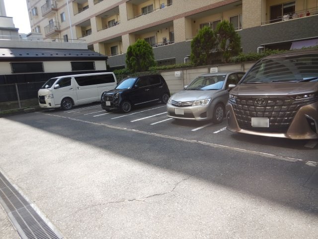 コスモウィル大島の駐車場