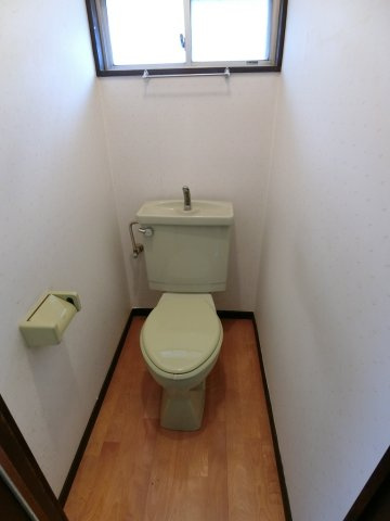 松戸市 常盤平西窪町戸建て 二世帯住居のトイレ|コンパクトで使いやすいトイレです