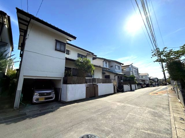 バス停徒歩2分　高台　閑静な住宅街の前面道路含む現地写真|前面道路