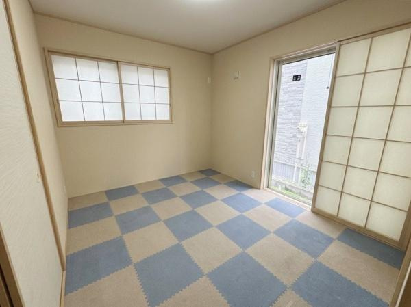 川越市岸町１丁目の中古一戸建の和室|リビング隣接の約５．２５帖洋室です。
親戚、友人、来客用のベストルームとしてもご利用いただけます
※この画像はＣＧ処理により家具・生活用品等を除去したイメージ画像です。