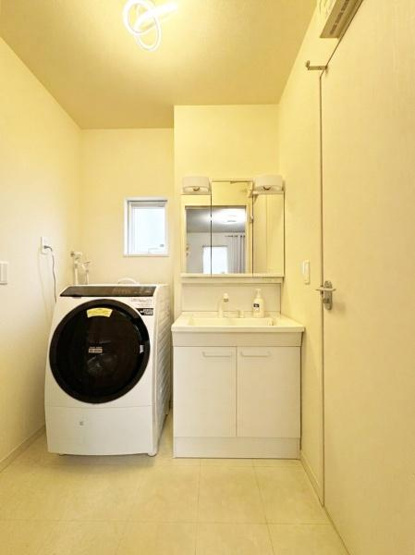 【独立洗面台】 | 大きな洗面台。身だしなみチェックや歯磨きなど、朝の慌ただしい時間でも余裕とゆとりを感じられます。
※この画像はCG処理により家具・生活用品等を除去したイメージ画像です。実際の室内とは異なります。