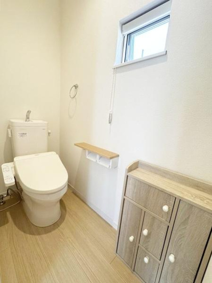【トイレ】 | すっきりとしたデザインのトイレ空間。シンプルにまとめられた室内は、掃除のしやすさにも優れています。