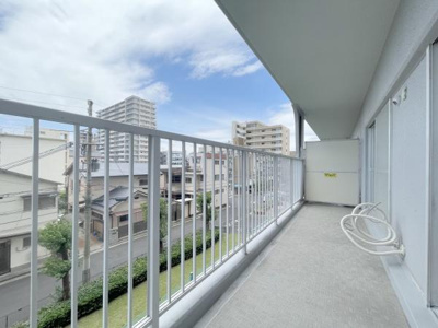 【バルコニー】 | シャルム堺 | 太陽の光と爽やかな風を受けたお洗濯物はあっという間に乾き、取りこむ時には太陽の匂いを感じられそうですね♪