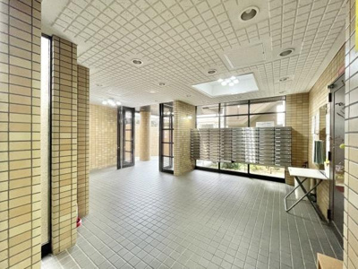 【エントランス】 | エクセランス堺東 | 清潔に維持されている共用部。住む方のマナーの良さが感じられます！