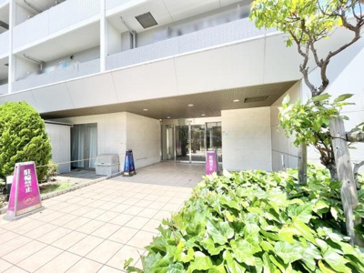 【エントランス】 | レスタージュ鳳 | 流行に左右されず、将来にわたって価値が継続する「上質」な佇まい。親しみやすさといった暮らしを豊かにしてくれる住空間です。