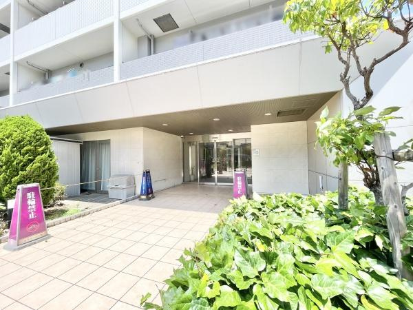 【エントランス】 | レスタージュ鳳 | 流行に左右されず、将来にわたって価値が継続する「上質」な佇まい。親しみやすさといった暮らしを豊かにしてくれる住空間です。