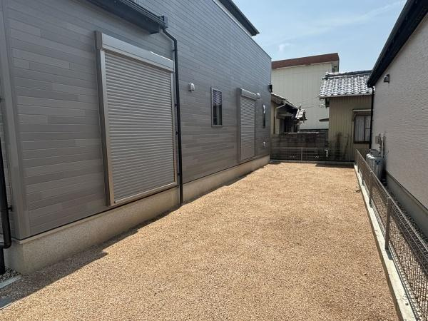 西尾市一色町生田01期　全2棟・1号棟の庭|ウッドデッキやBBQ。想像が膨らむお庭