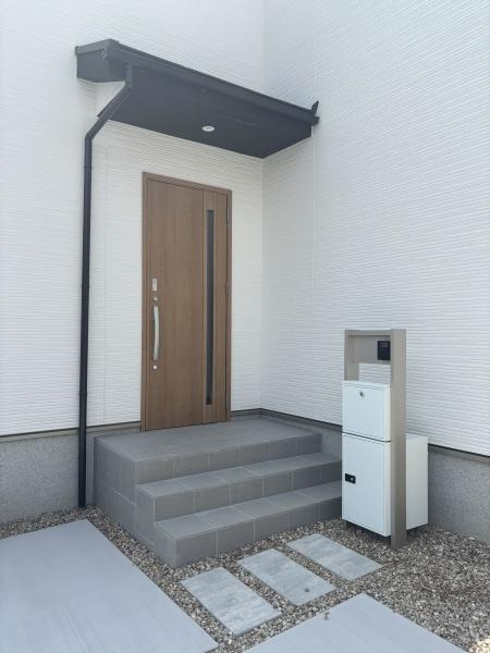 西尾市一色町生田01期　全2棟・1号棟の玄関|訪れる人を心地よく迎え入れます。