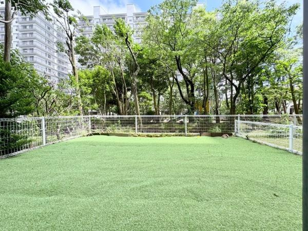パークシティ金沢八景Ｂ棟の庭|プライベートガーデンは、1階ならではのポイントです。日当たりも良好。広々お好きな使い方が出来ます。