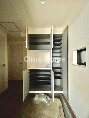 江東区東砂3丁目新築分譲住宅の玄関|【玄関】玄関には大型のシューズクローゼットを設置しておりますのでいつでもスッキリりとした空間を保てます。玄関周りを清潔に使うのはとても大事なことですよね。